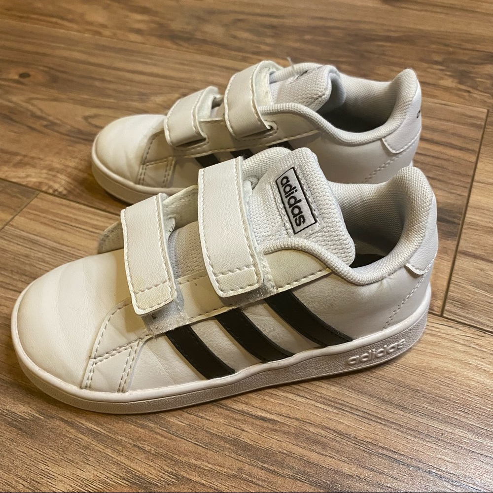 ❌sold❌Toddler strapped Adidas GRAND COURT SHOES